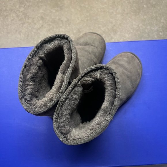 Classic Gray Uggs Size 7 - Picture 2 of 7
